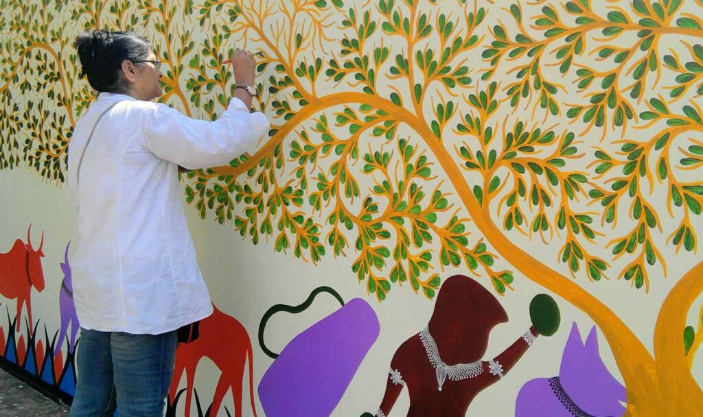 Artist Neena Singh doing Wall art in Bhopal